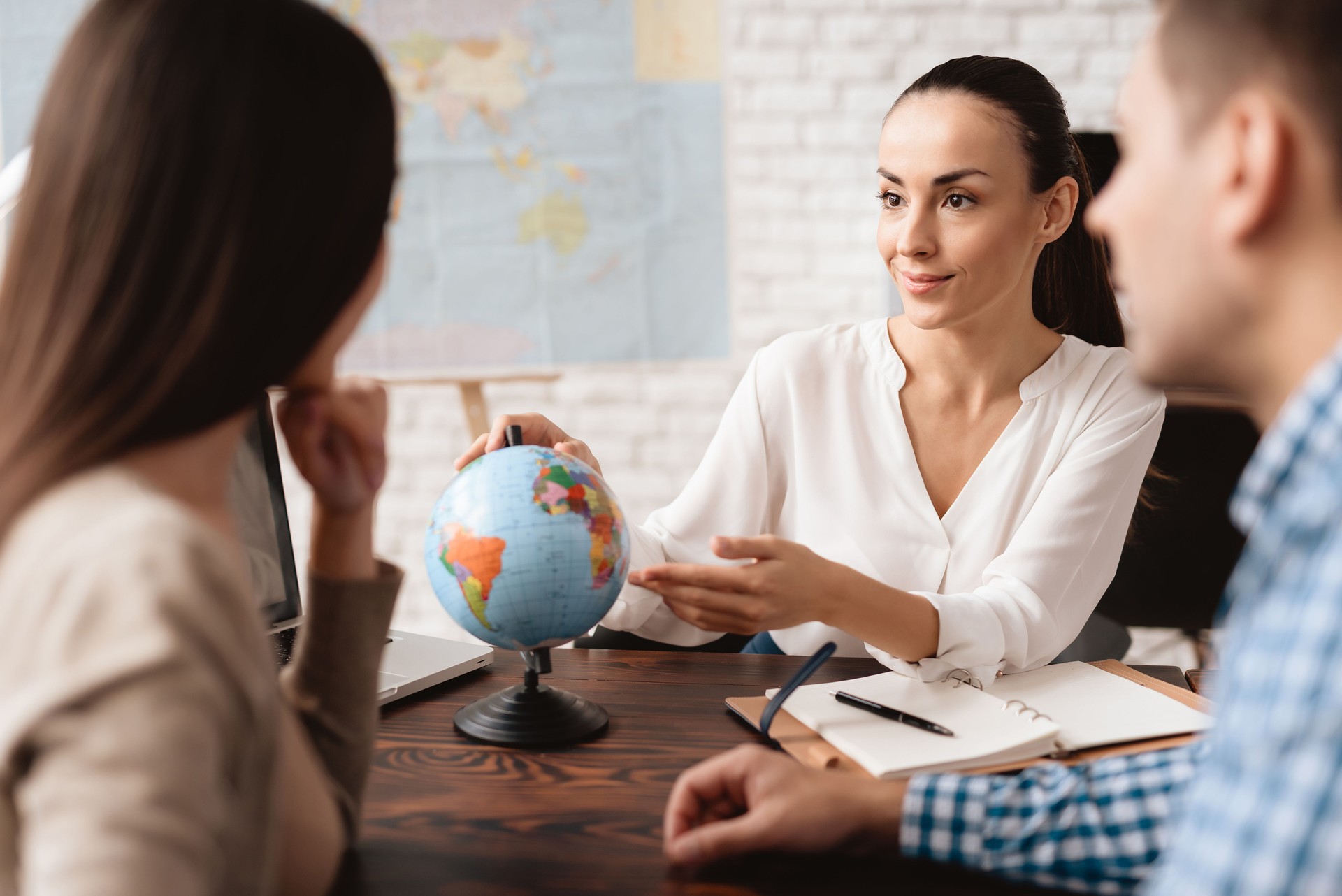 A young man and a woman came to the travel agency.